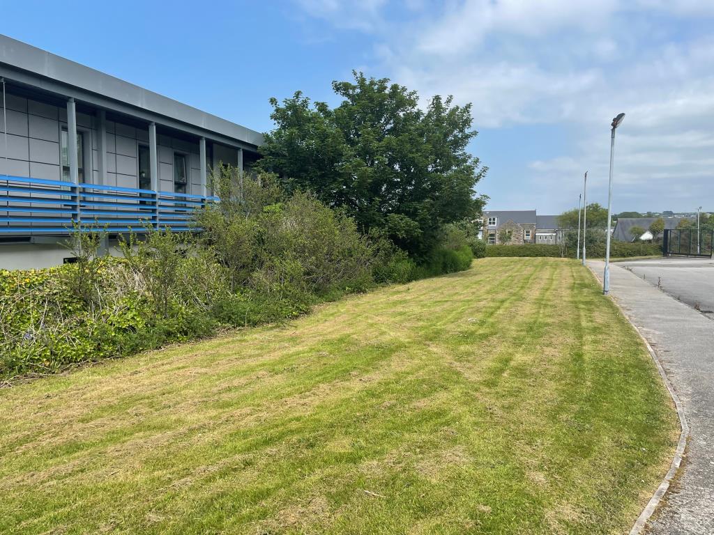 Lot: 132 - FREEHOLD LAND AND ROADWAYS - Parcel of Land rear of Holborow House and bordered by public footpath